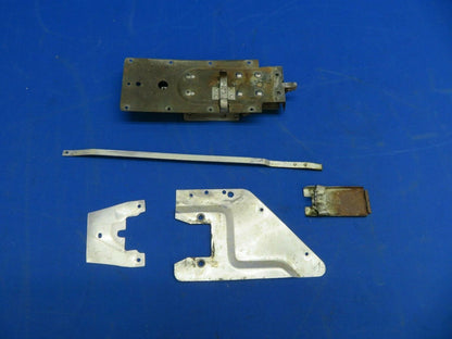 Cessna 150 / 150L Latch Assy RH Cabin Door P/N 0413387-4 (1020-175)