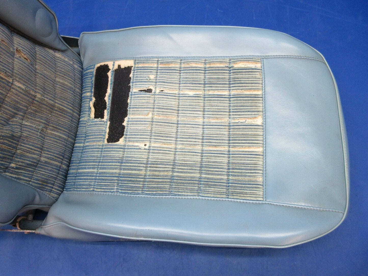 Piper PA-28-140 Front Seat Assy LH / RH - Blue Vinyl P/N 68059-06 (0823-158)