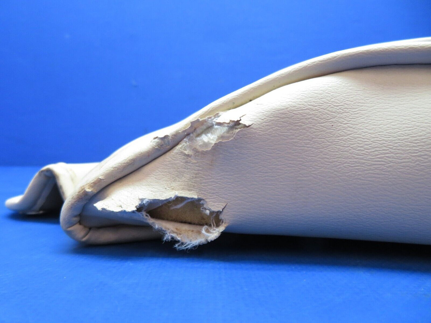 Piper PA-28-140 Rear Seat Assy P/N 65515-05 Cream Vinyl (1123-123)