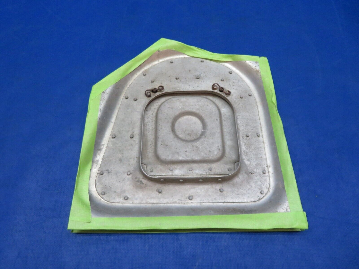 Cessna 310 / 310F Oil Filler Door Assy P/N 0851019-1 (1123-371)