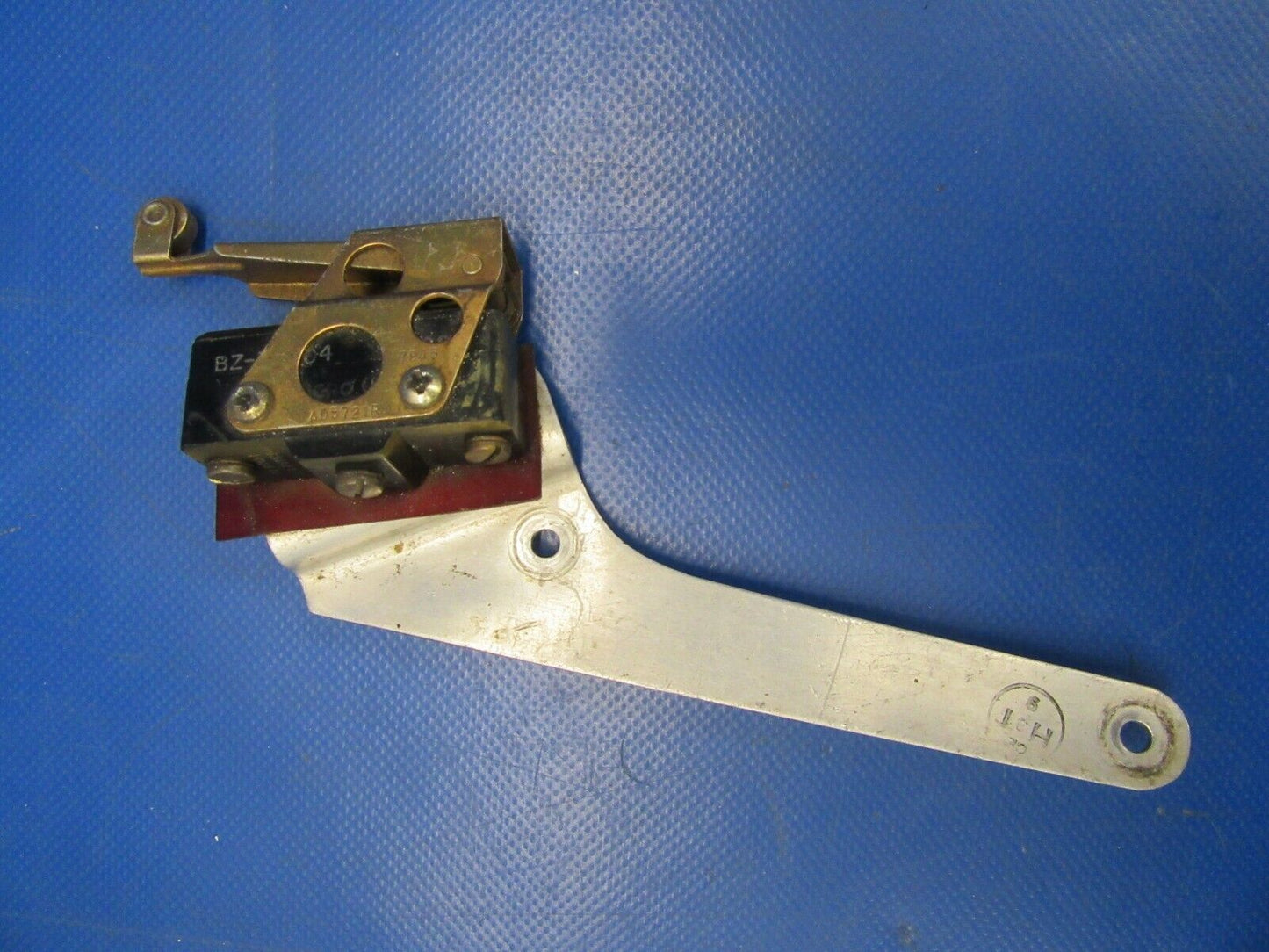 Cessna 310R Switch & Bracket Nose Gear Down P/N 0843408-2 & BZ7RT04 (0219-210)