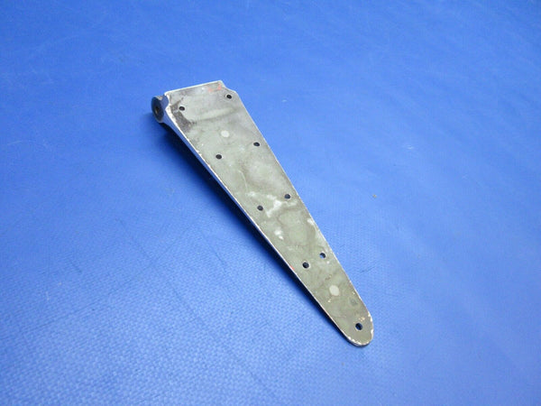 Cessna 401 LWR Hinge Half Cargo Door P/N 5011285-1 (0523-424)