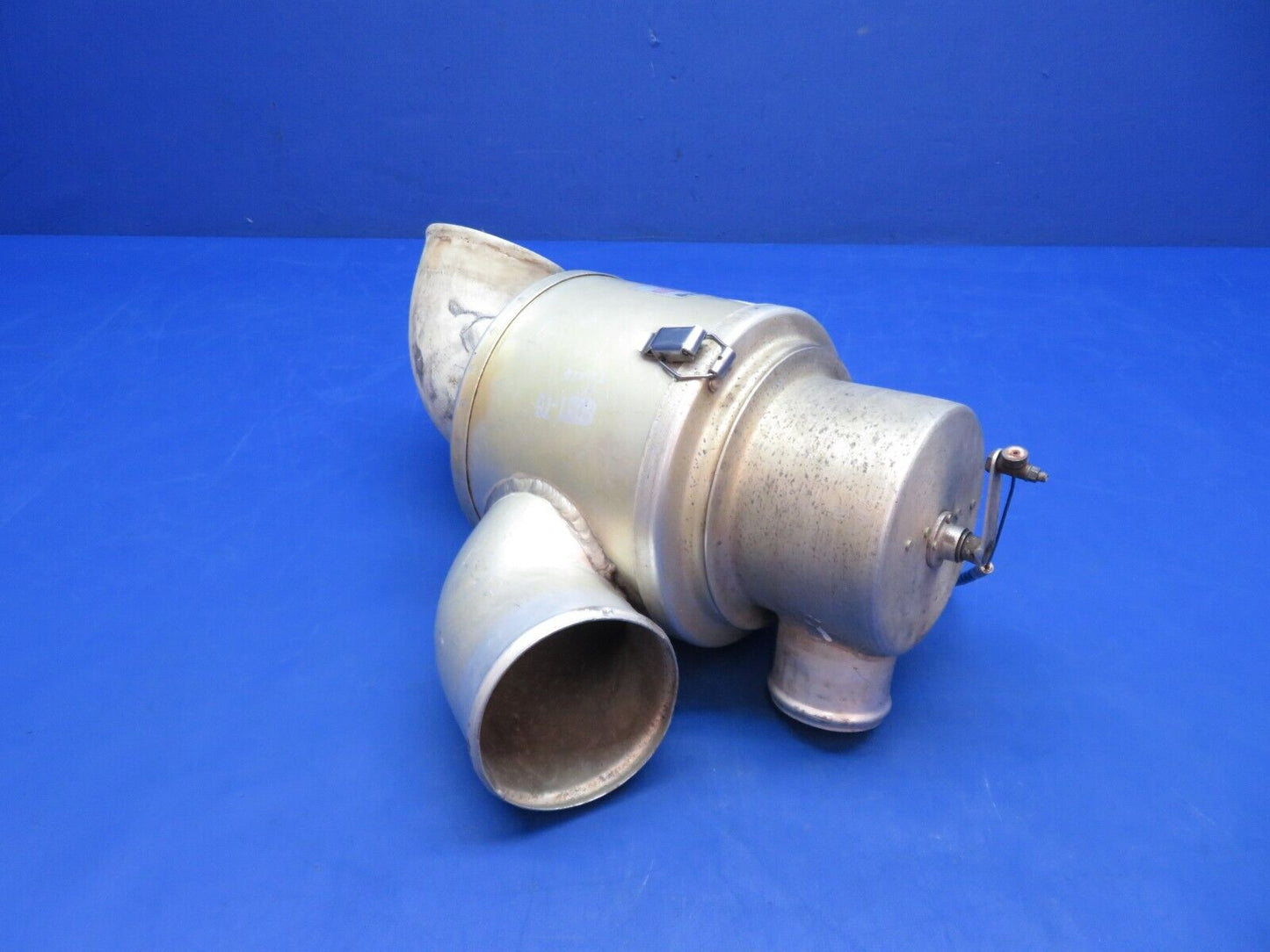 Cessna 310 / 310Q RH Air Induction Canister w/ Cap P/N 0850344-56 (0923-339)