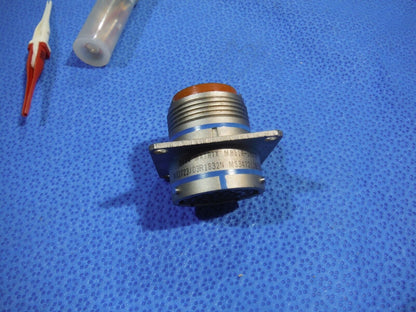 Amphenol Circular Connector P/N MS3472L18-32S   (1015-18)