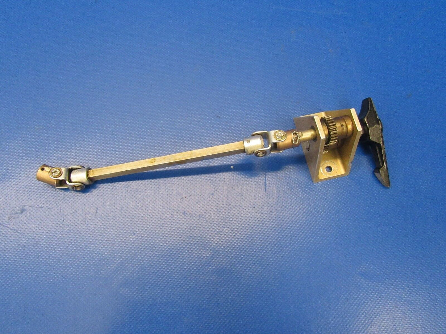 Cessna R182 Fuel Selector Gear Assy & Handle P/N 2216005-1 (0817-38)