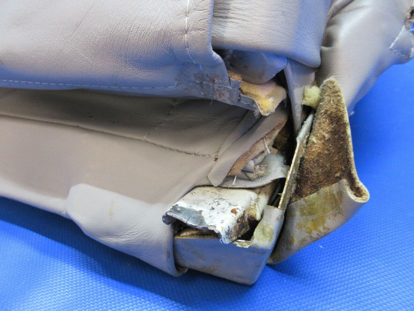 Cessna 401 / 401A Pilot Seat Assy - Gray Leather P/N 5014047-3 (1223-1491)