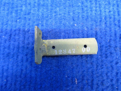 Piper Bracket Assy - Door Catch P/N 12847-000 NOS (0822-567)