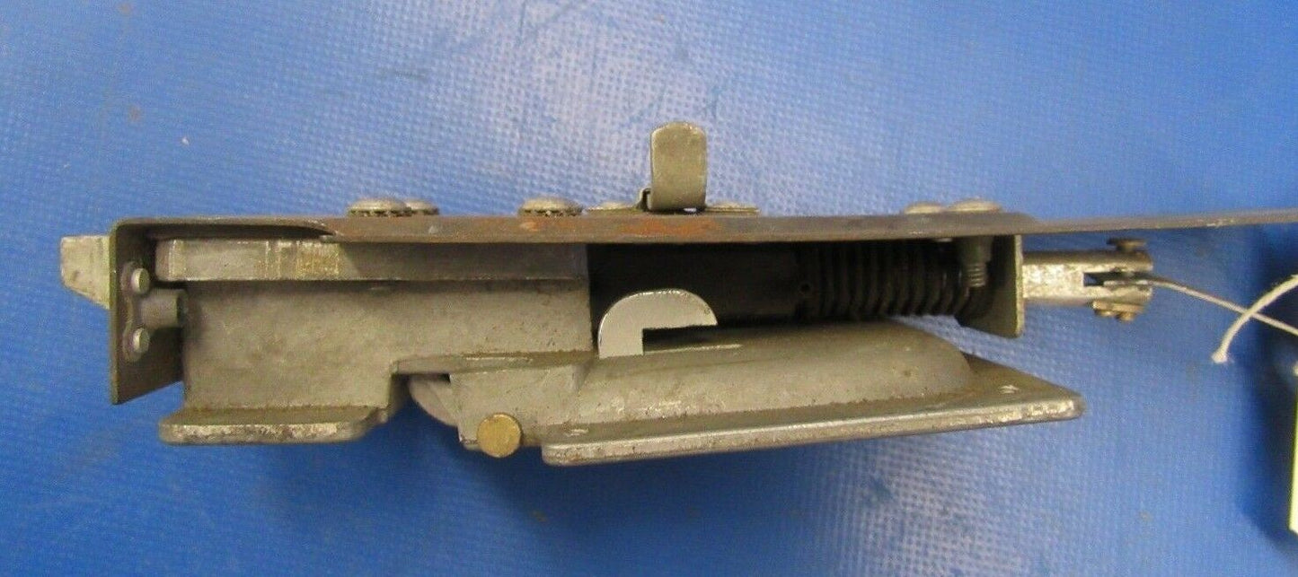 Cessna 150 RH Door Latch Assembly P/N 0413387-2 (1218-193)