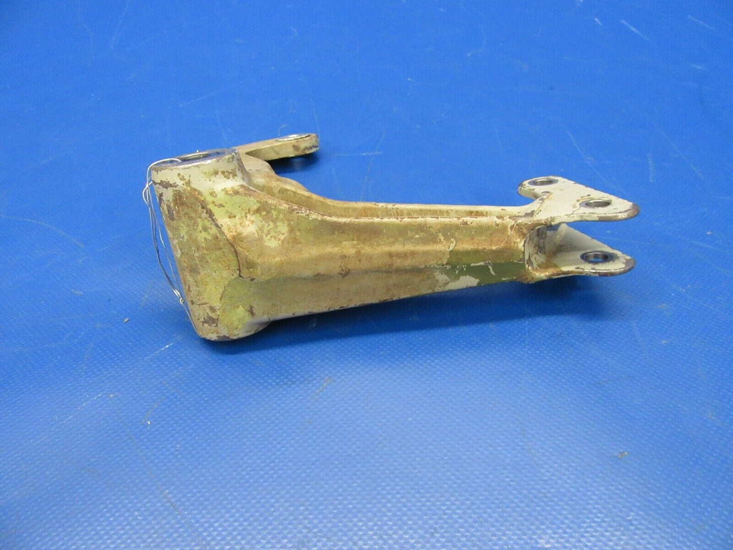 Cessna 310 / T310Q Idler Bellcrank Main Gear LH P/N 0841106-5 (0619-210)