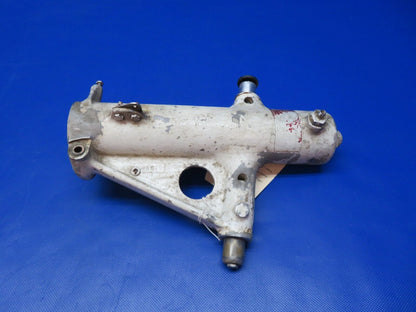 Piper PA-28R-180 RH MG Trunnion Assy P/N 67926-05 (1223-331)