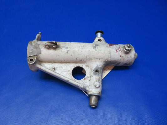 Piper PA-28R-180 RH MG Trunnion Assy P/N 67926-05 (1223-331)