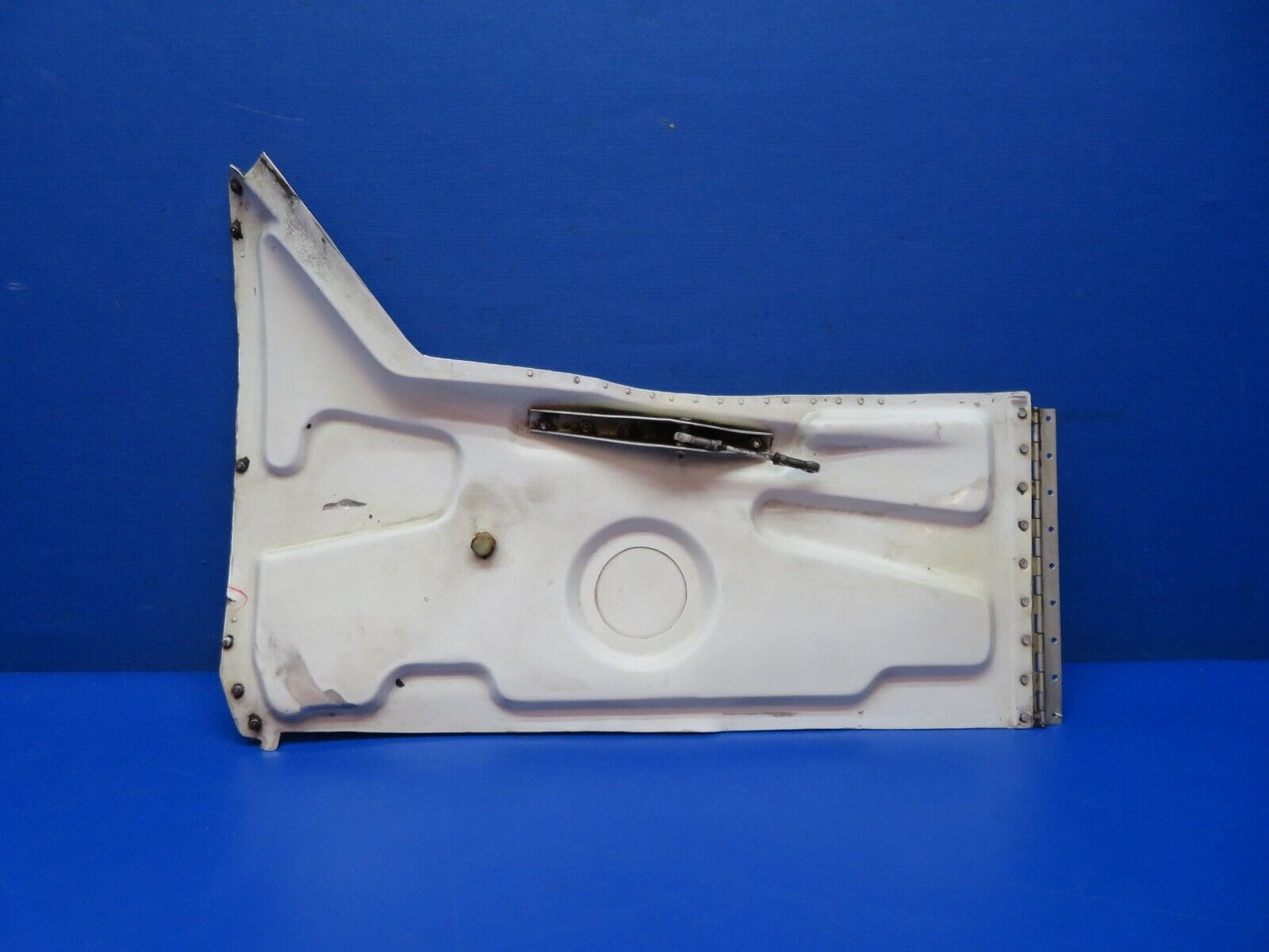 Cessna 401 / 401A RH OTBD Main Gear Door Assy P/N 0826002-203 (1223-351)