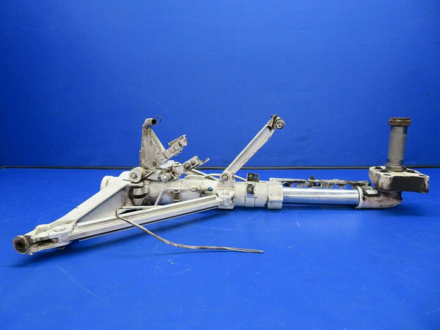 Beech 58 Baron Main Gear Assy LH P/N 95-810002-755 (0521-744)