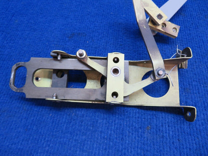 Socata FWD RH Box Assy Door Latch Mechanism w/ Handle P/N 25025005 (0622-907)