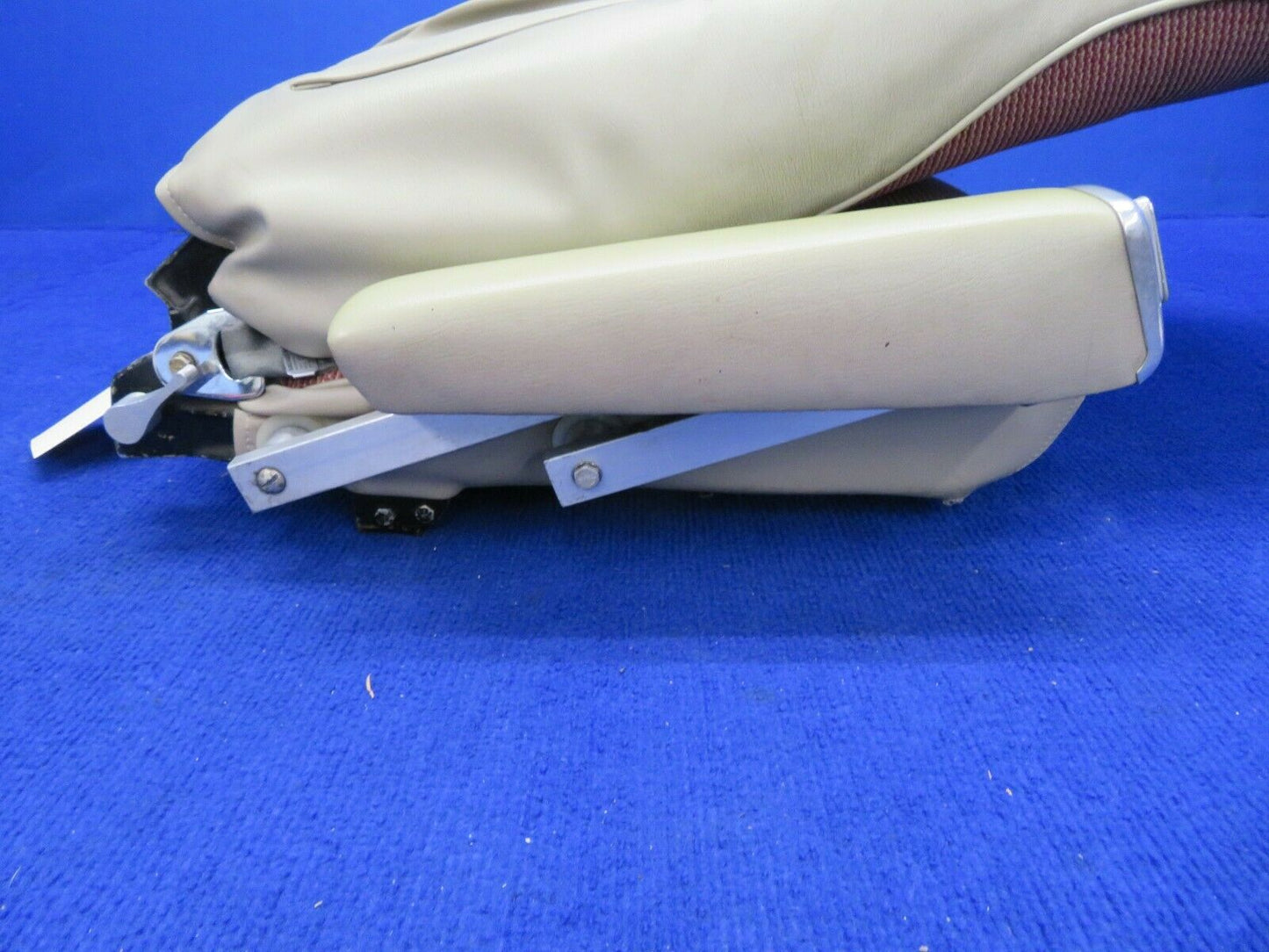 Beech 58 Baron Pilot Seat Assy w/ Armrest P/N 58-530108-1 (0322-782)