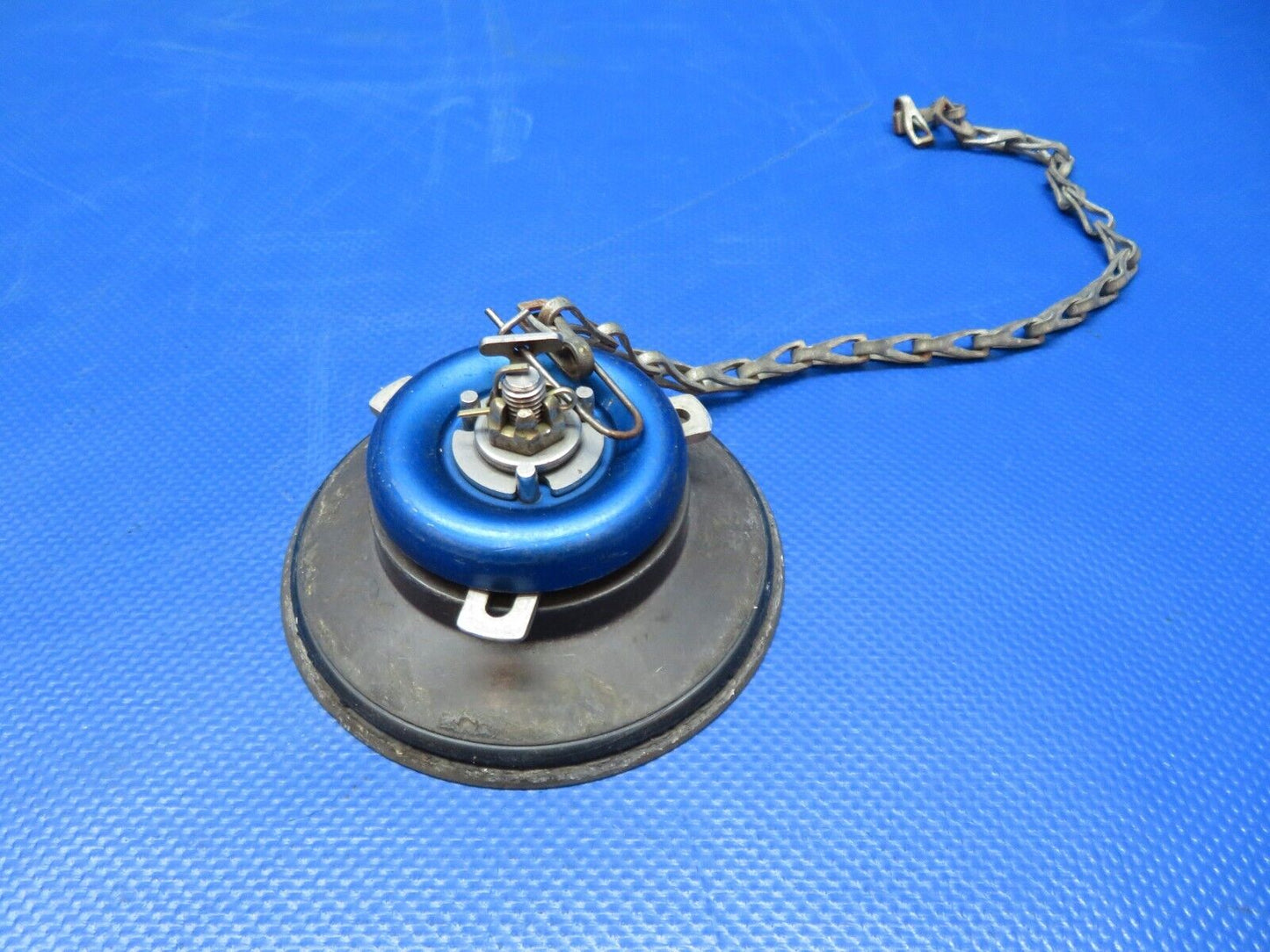 Cessna 401 / 401A Shaw Aero Wing Fuel Cap Assy w/ Chain P/N 0721303-7 (0124-142)