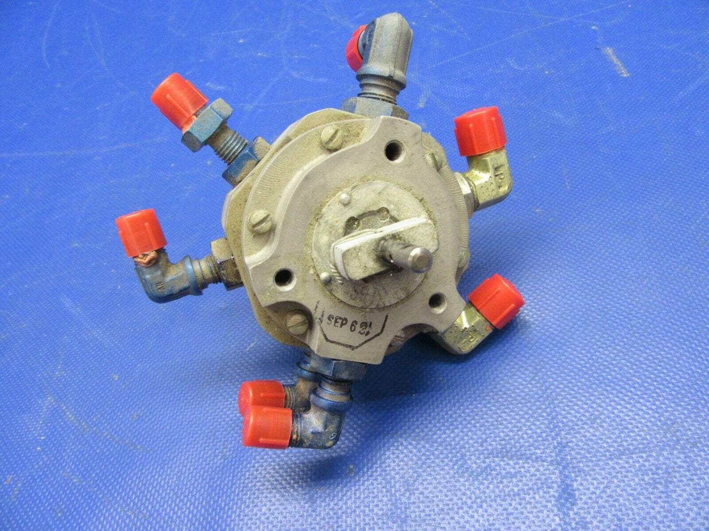 Beech Baron 95-B55 Fuel Selector Valve RH P/N HE825-1 (1021-571)