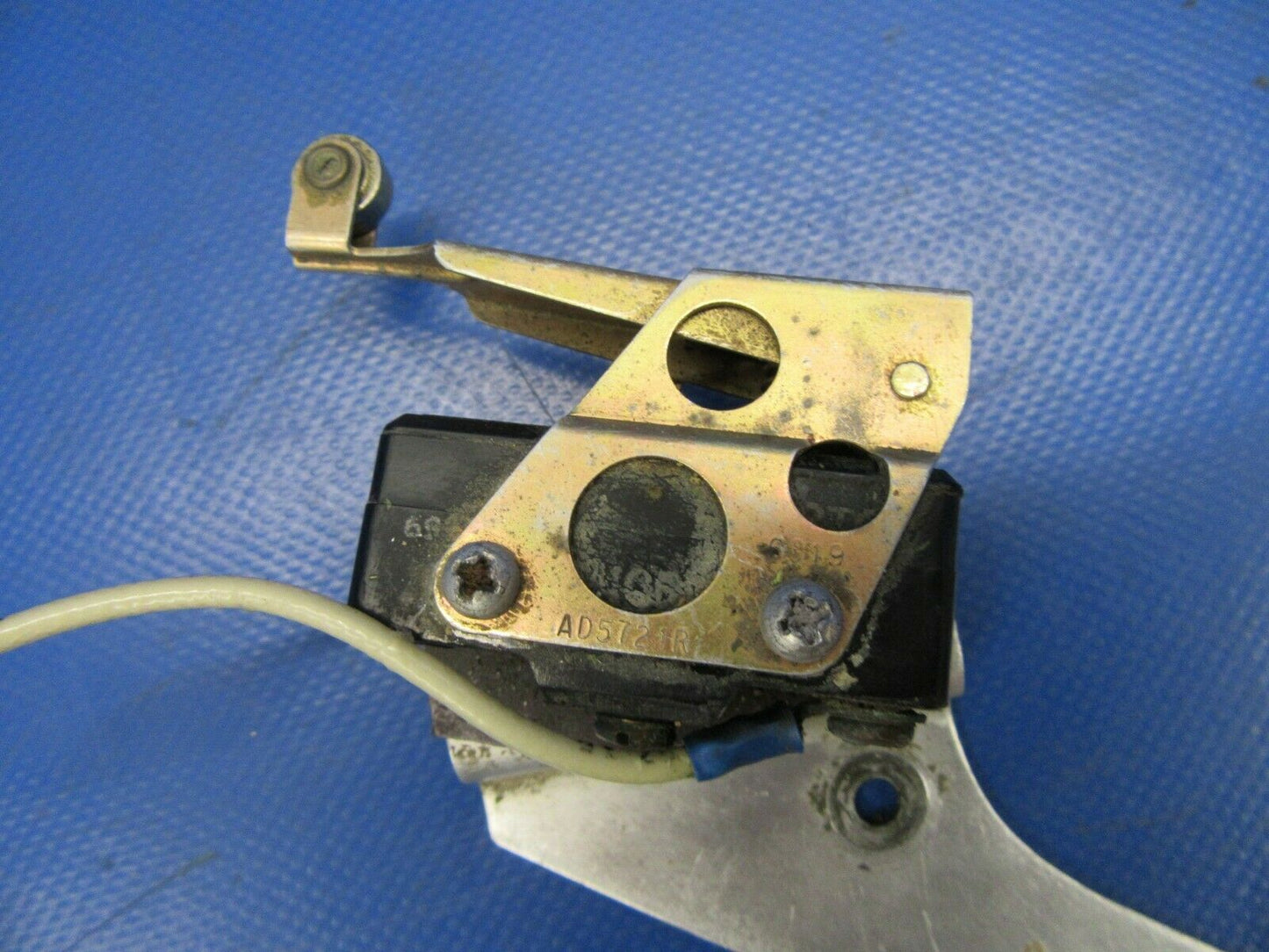 Cessna 310 / T310Q Switch & Bracket Nose Gear Down 843408-2, B27RT04 (0519-475)