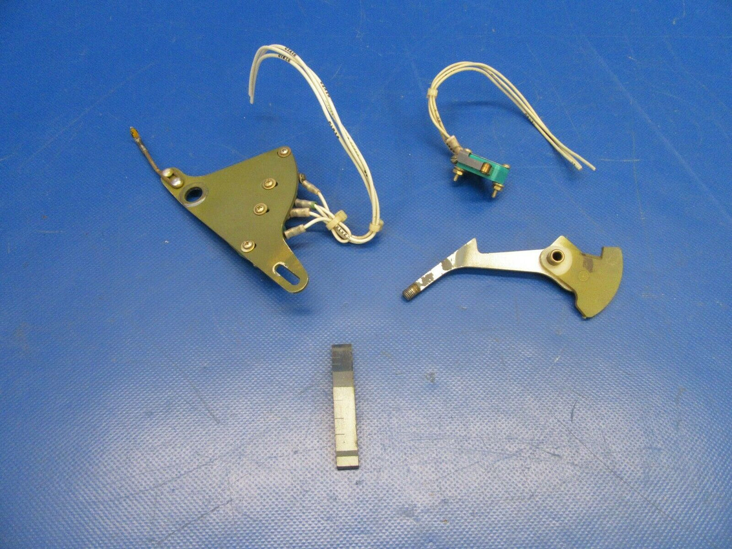 Cessna 310R Flap Arm and Lever Assembly P/N 0861526-11, 0861526-14 (0219-337)