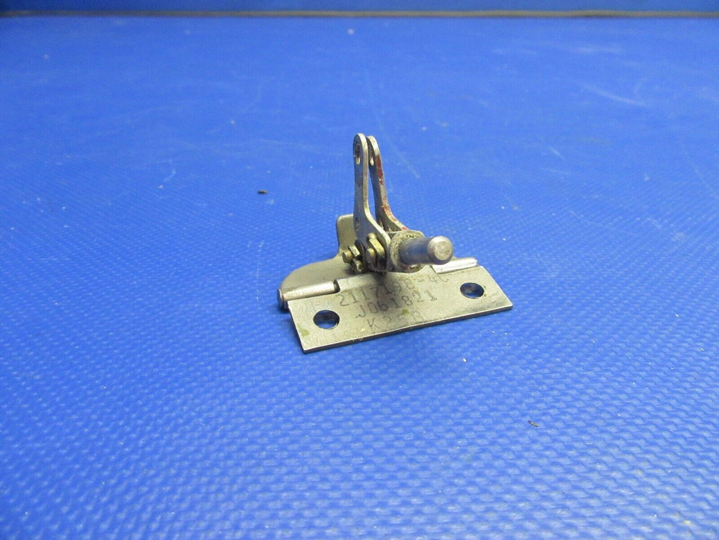 Cessna P210N Door Handle Pin Lock w / Connector 2117162-2 (0521-335)