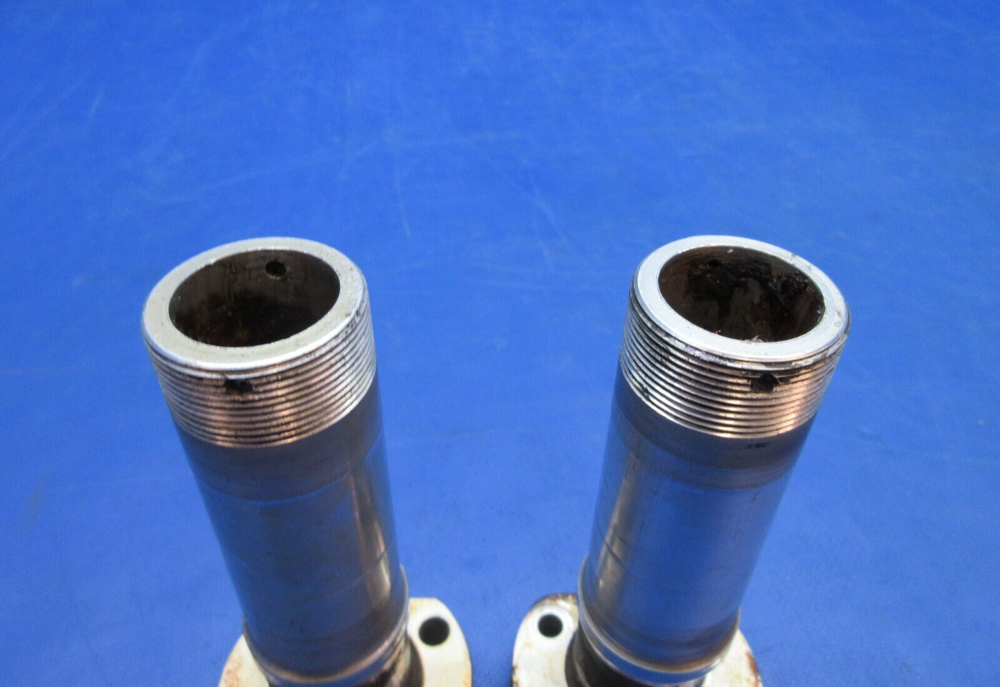 Cessna 172 / 172I Axle Main Gear Aluminum Hollow P/N 0541124 LOT OF 2 (0923-868)