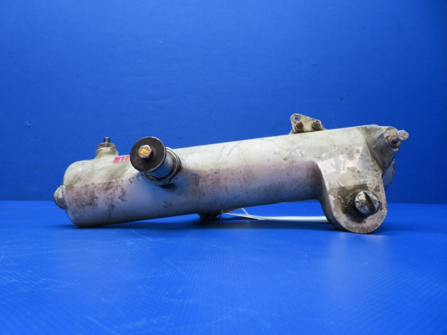 Piper PA-28R-180 RH MG Trunnion Assy P/N 67926-05 (1223-331)