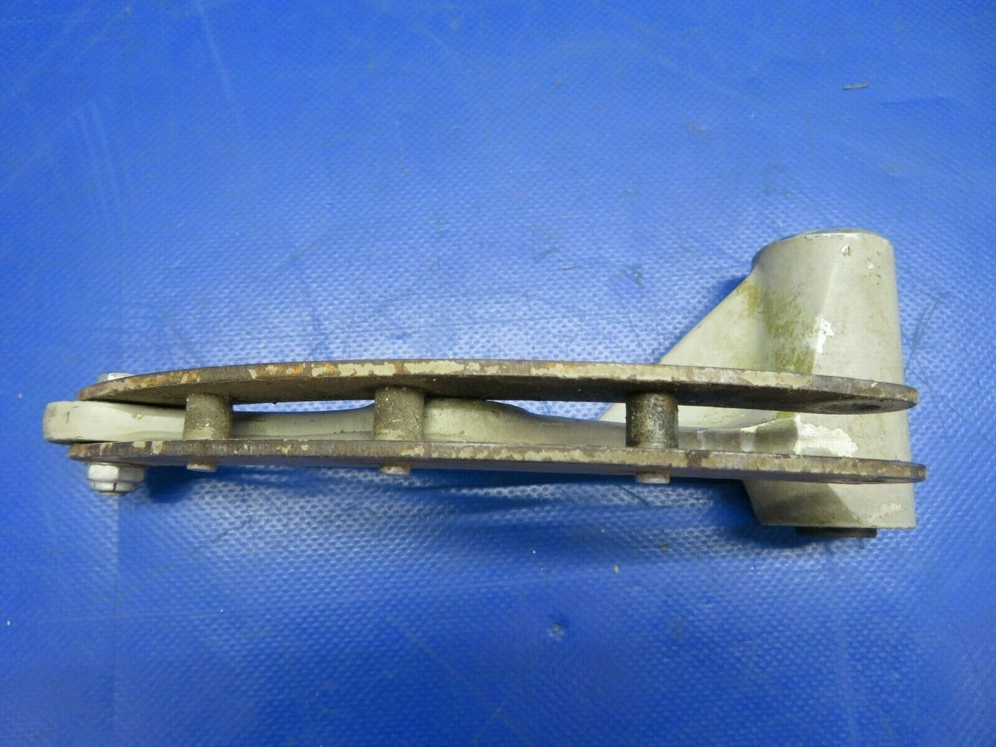 Cessna 310P Bellcrank Assy LH Main Gear P/N 0841104-3, 0843500-6 (0620-739)