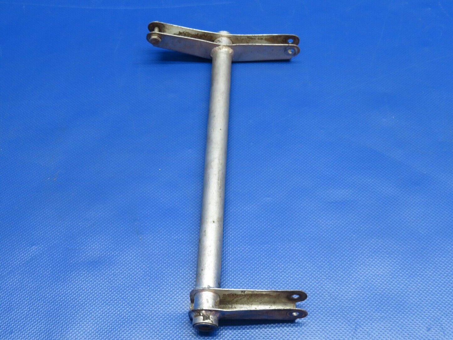Cessna 210 Torque Tube Assy Nose Gear Door P/N 1217025-1 (0124-1041)