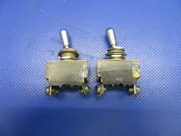 Beech 95-B55 Baron Toggle Switch P/N 35-380053-7, 8906K1070 LOT OF 2 (0621-654)