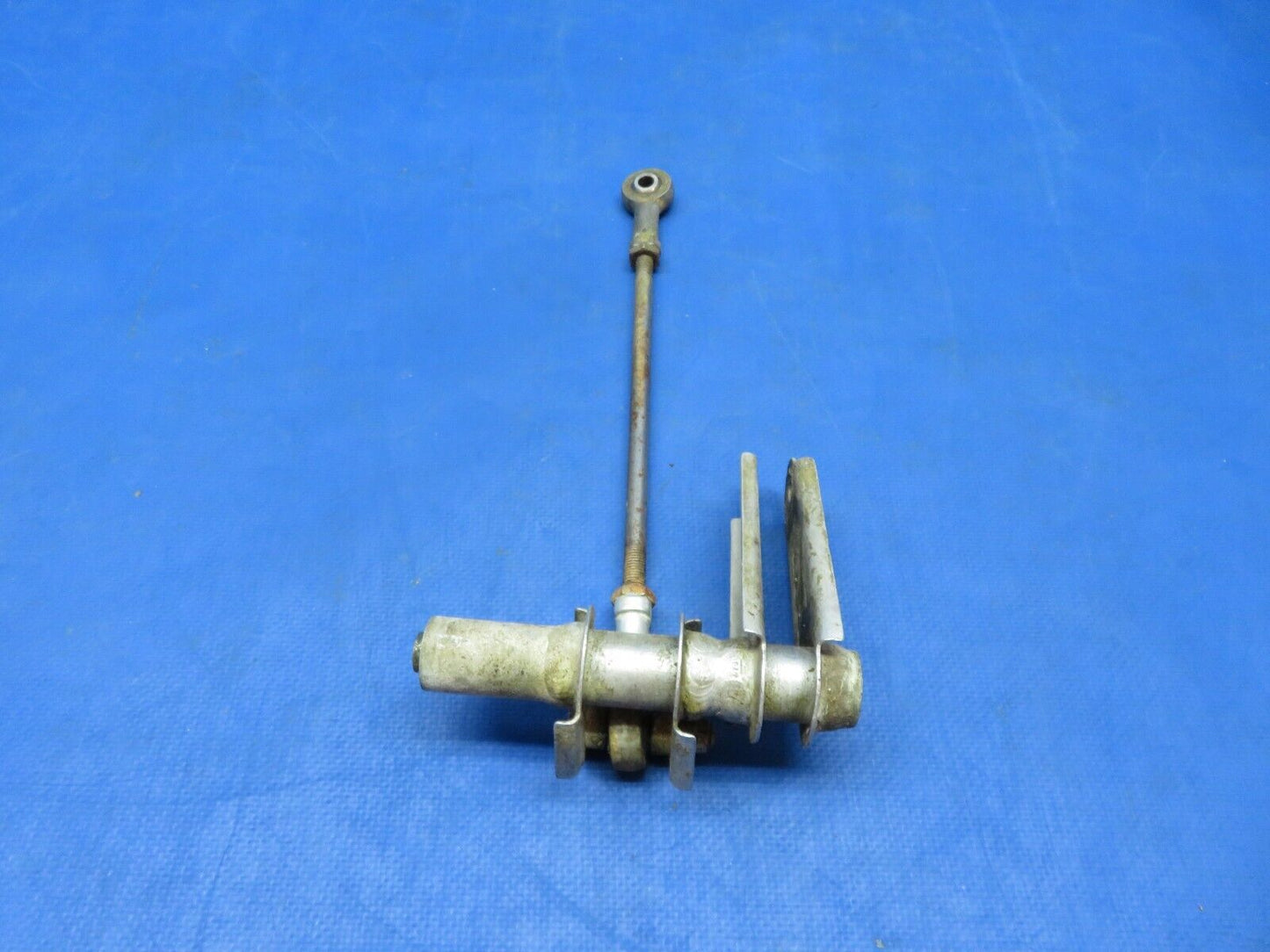 Early Cessna 310 / 310B OTBD Bellcrank LH OTBD Flap P/N 0862100-17 (1223-143)