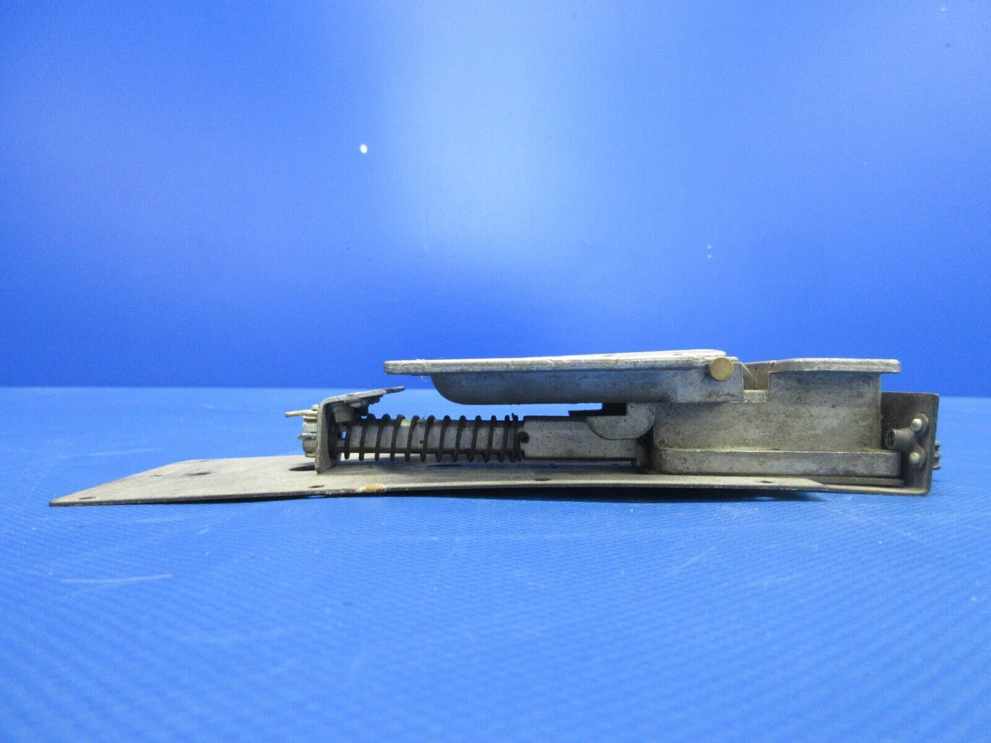 Cessna 150 LH Cabin Door Latch Assy P/N 0413387-3 (0224-1122)