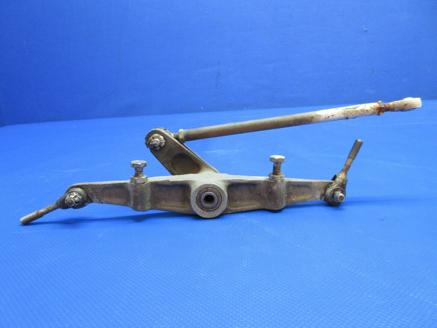 Piper PA-24-180 RH Aileron Bellcrank Assy w/ Rod P/N 20256-01 (1223-1436)