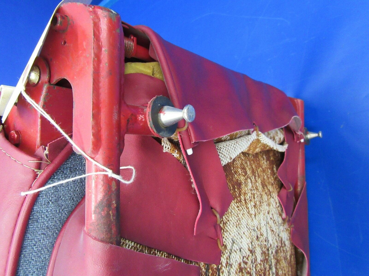 Piper PA-32 Cherokee Six Center Seat Red Leather / Gray Upholstery (0418-196)