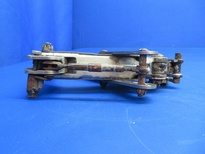 Piper PA-28R-201T RH Main Gear Truss w/ Link & Switch P/N 67025-06 (1122-798)
