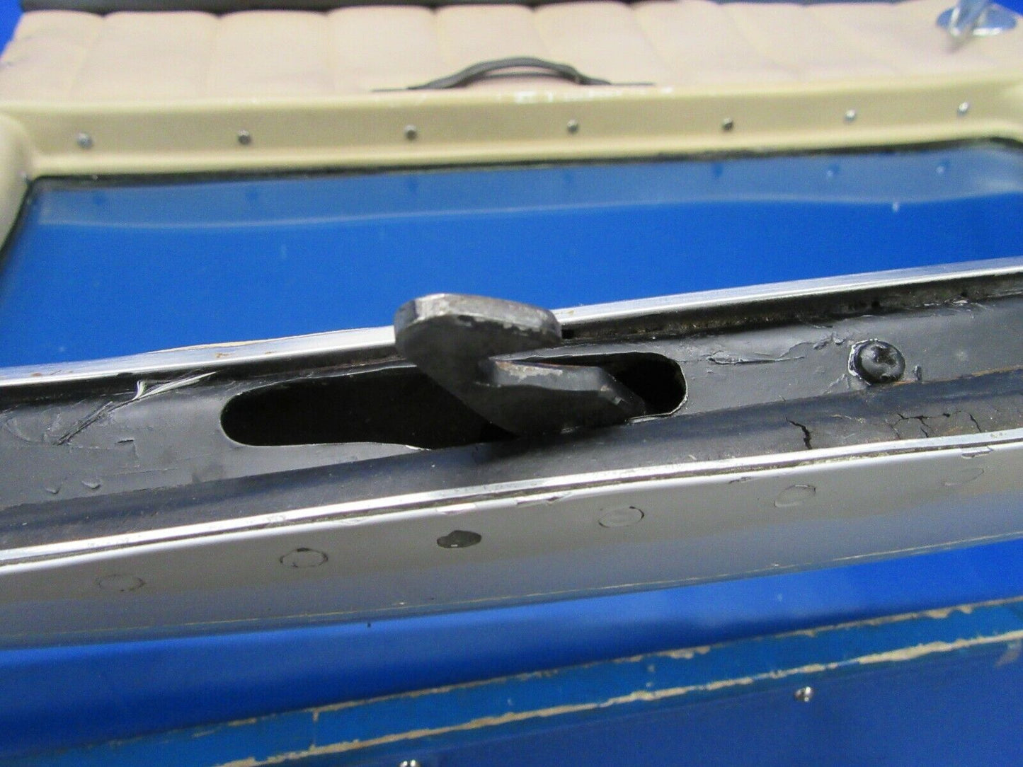 Cessna 310 / T310Q Cabin Door Assembly w / Key P/N 0891002-203 (0619-222)
