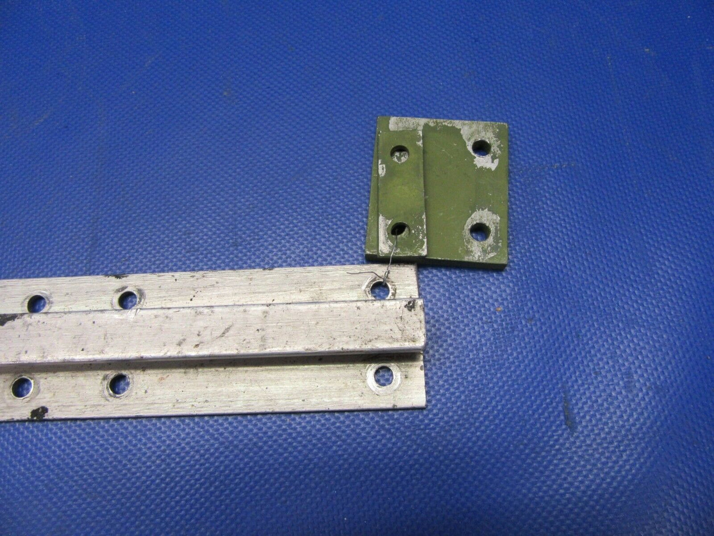 Beech Baron 95-B55 Seat Track Middle Row INBD / OTBD P/N 002-430021-39 (1121-369