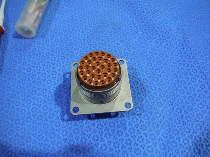 Amphenol Circular Connector P/N MS3472L18-32S   (1015-18)