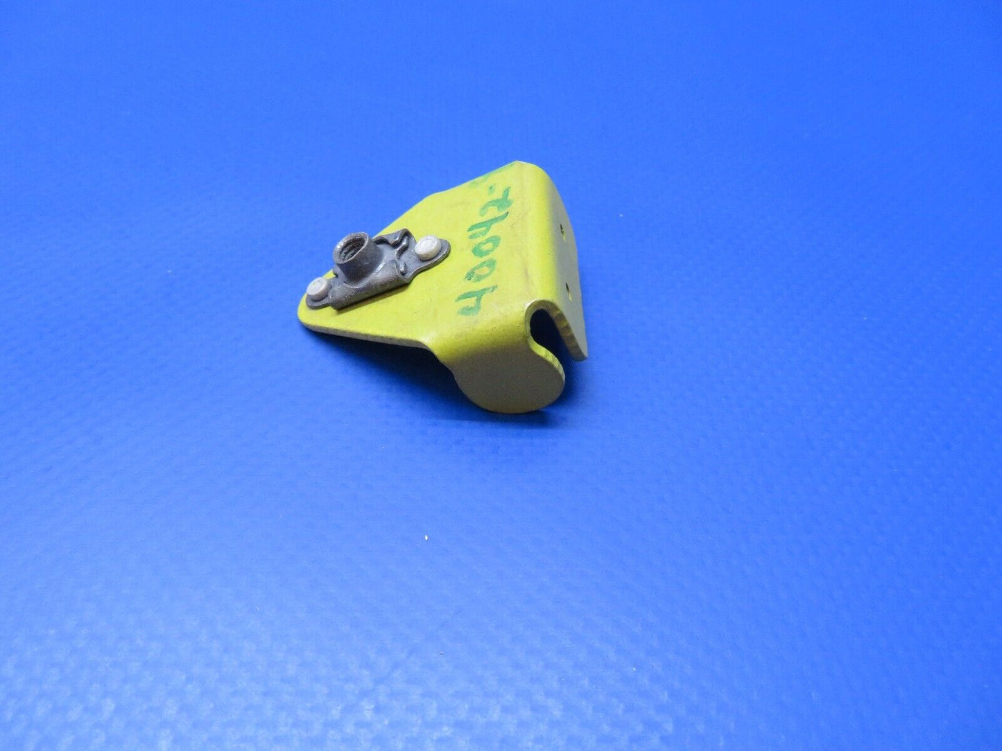 Piper Center Hinge Bracket P/N 40042-009 NOS (0922-327)