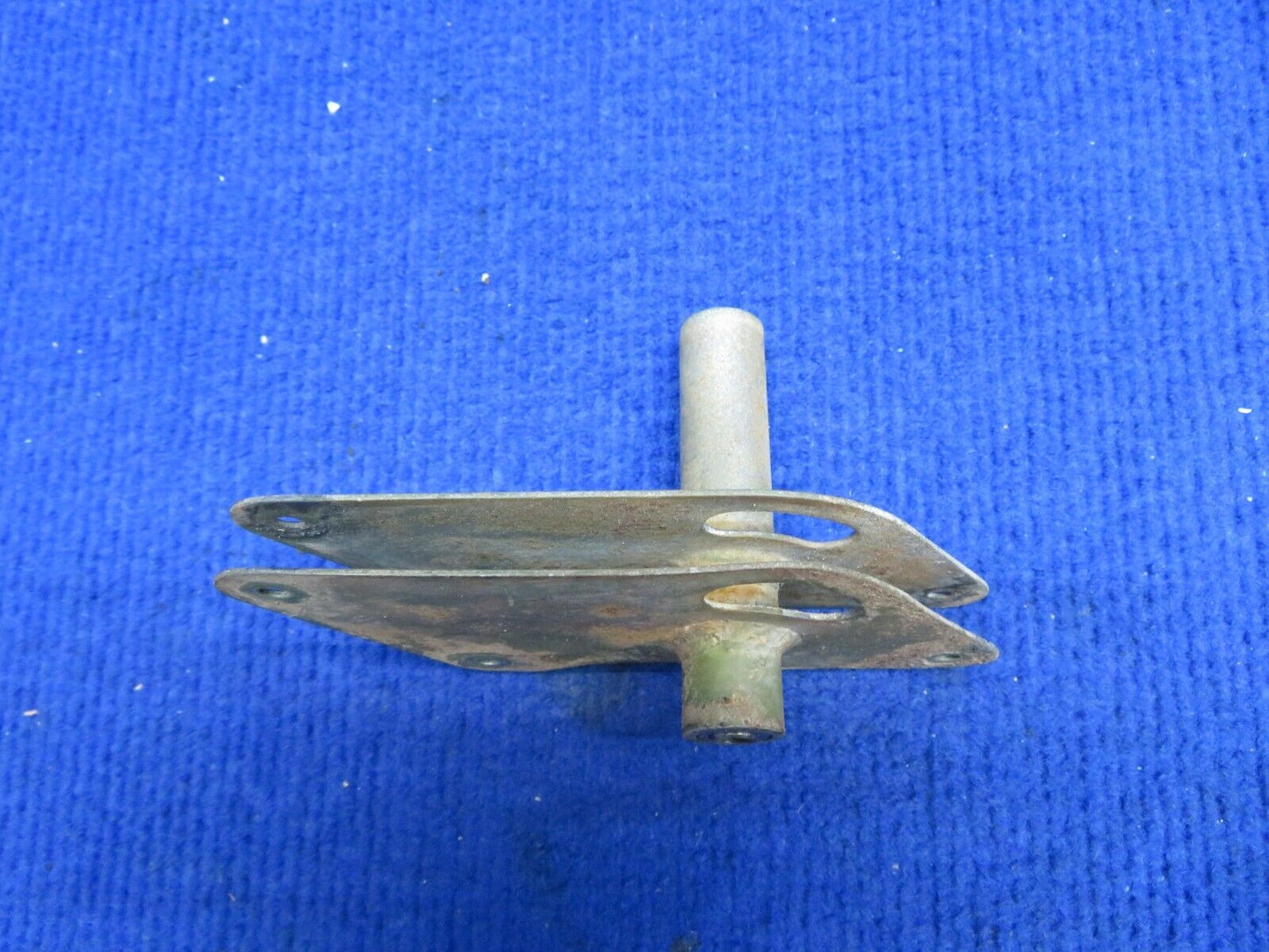 Cessna 182 / 182D Bellcrank Assy RH Aileron P/N 0523223-1 (0722-447)
