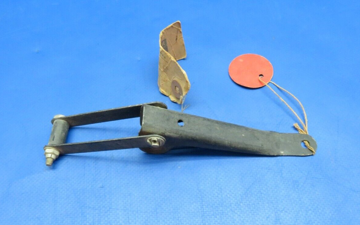 Piper PA-25 Latch Assy AFT Distributor Attachment P/N 61779-00 NOS (0523-129)