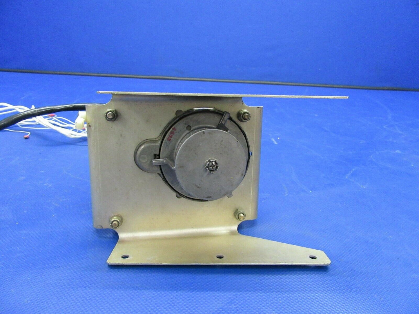 210 King KS-272 Trim Servo w/ Bracket 14V/28V 065-0029-31 Mods 1 & 2 (0921-569)
