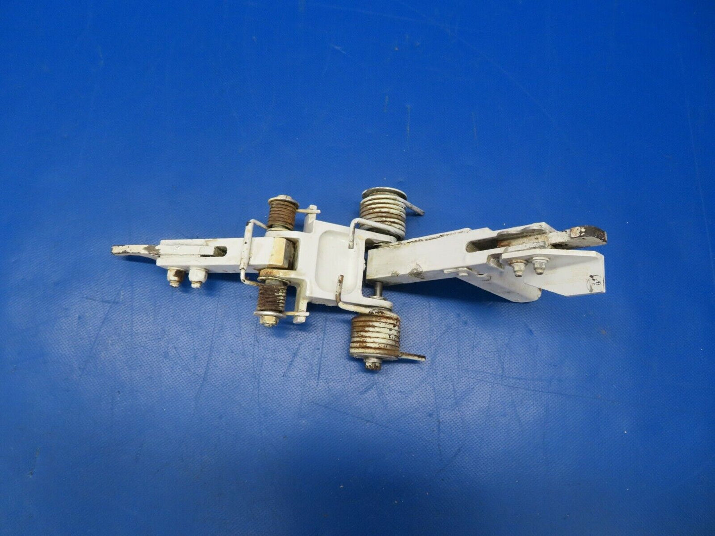 Beech Baron E-55 Down & Uplock Main Gear Retract LH P/N 60-810092-19 (0120-143)