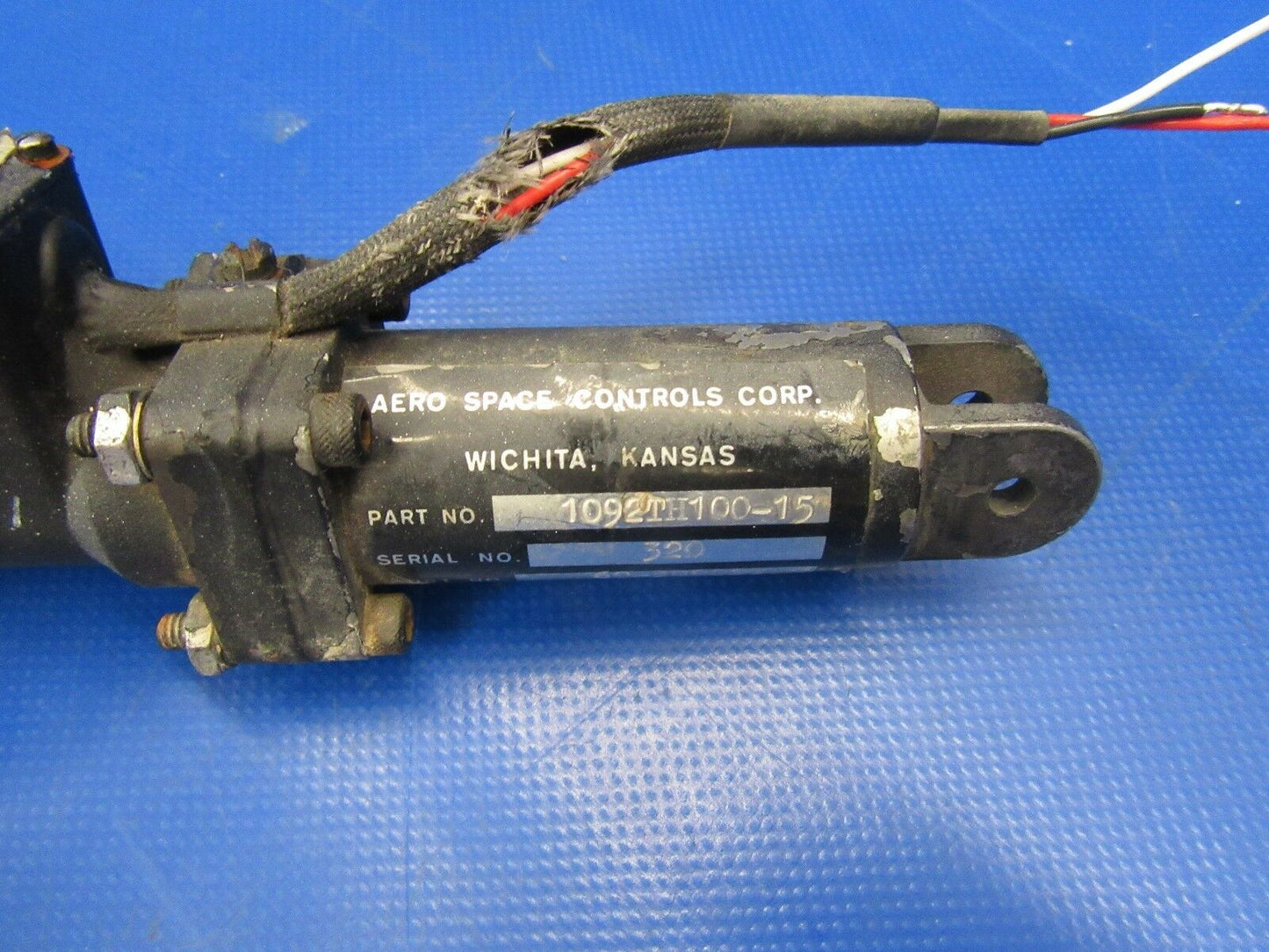 Beech 60 / Beechcraft Duke - Cowl Flap Actuator 28V P/N 60-389027 (0717-99)