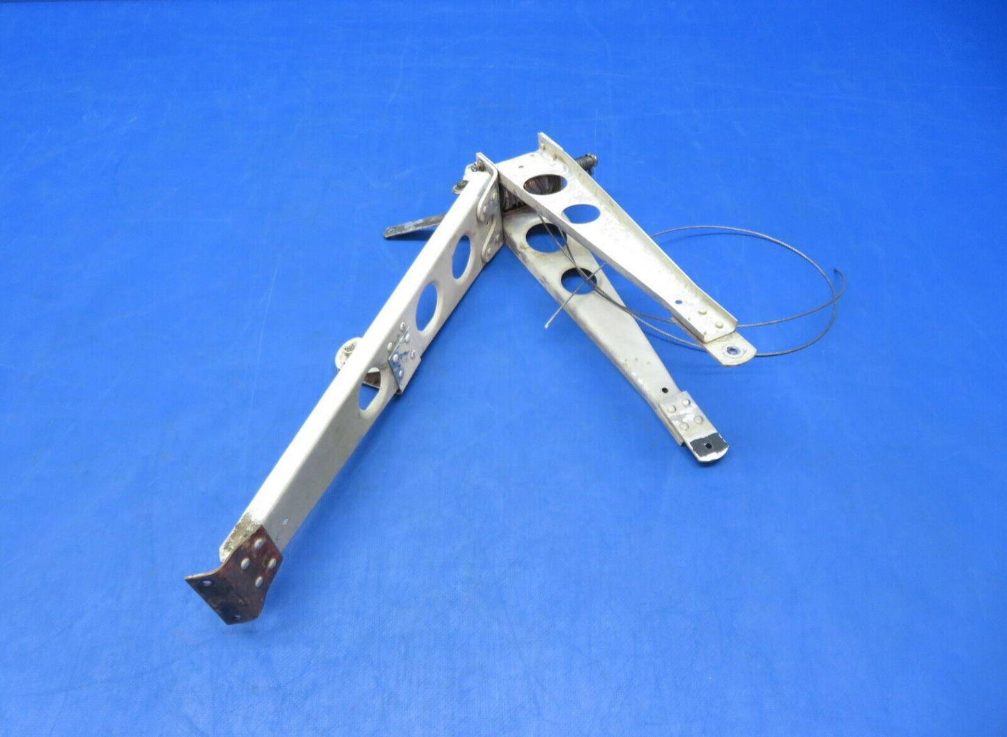 Piper PA-28-140 Stabilator Trim Bracket Assy P/N 63530-00 (1123-145)