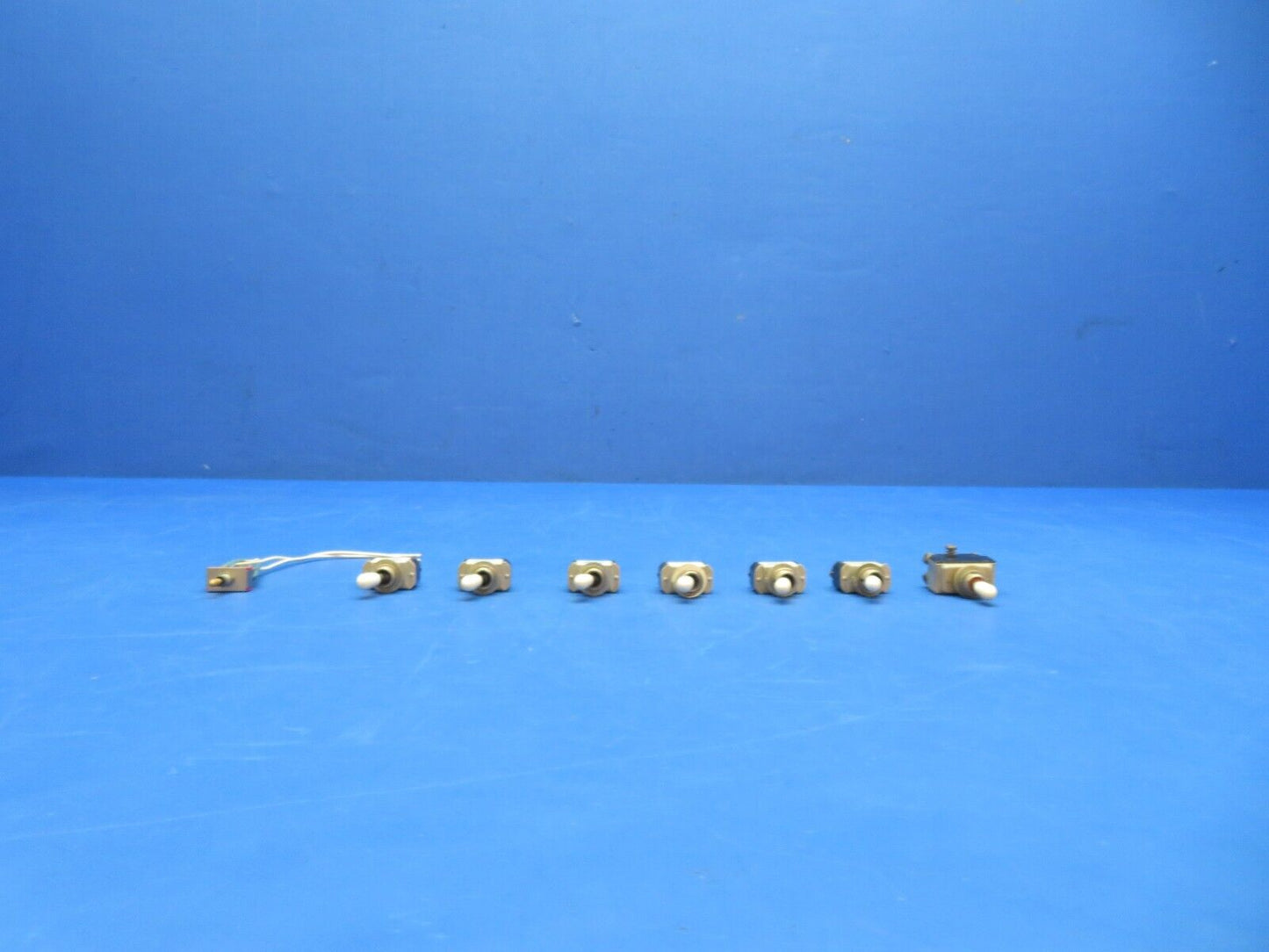 Cessna 310 / 310Q Cutler Hammer Toggle Switch P/N AN3021-2 LOT OF 8 (0923-318)
