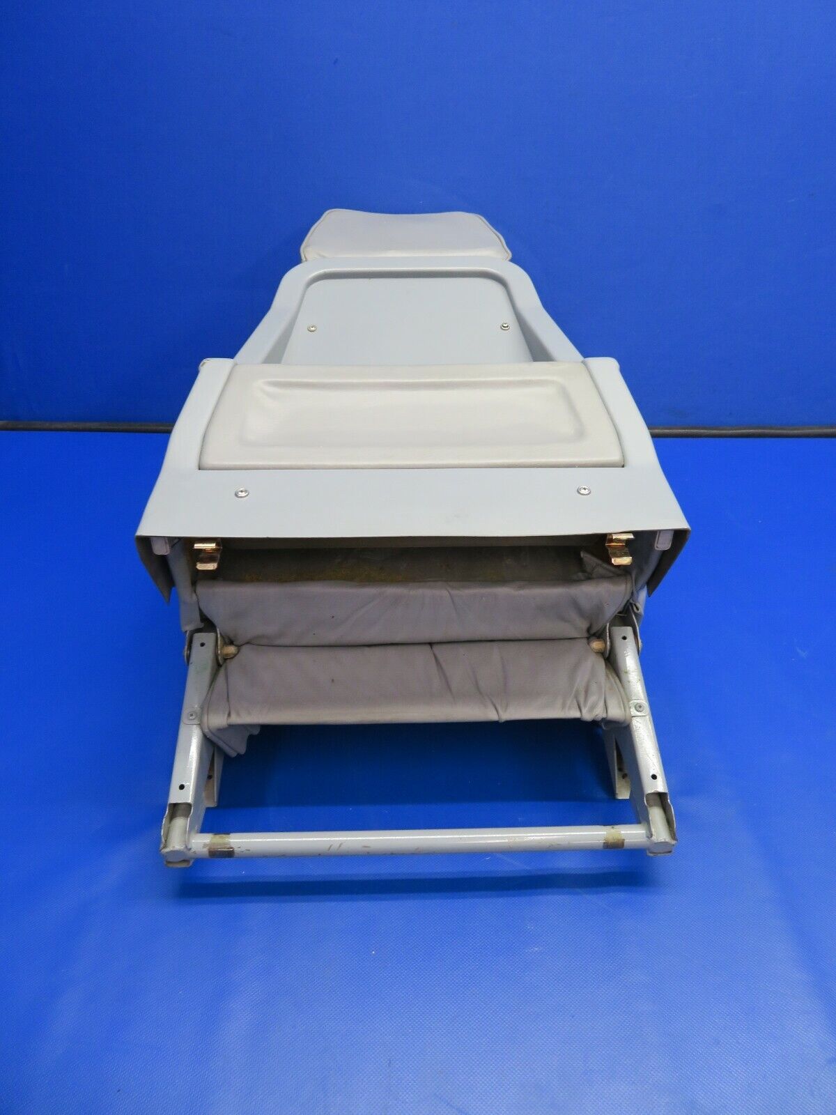 Piper PA-32R-300 Lance Seat Center Rear Facing Passenger P/N 37799-10 (0121-116)