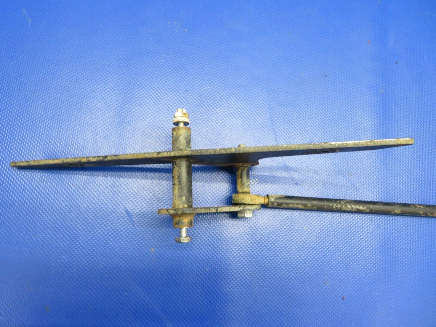 Piper PA-28-140 Aileron Bellcrank Assy LH P/N 62771-00, 62766-00 (1220-388)