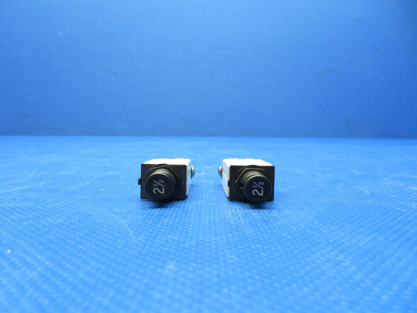 Klixon 2-1/2 amp Circuit Breaker P/N 7277-2-21/2 LOT OF 2 NOS (0224-227)
