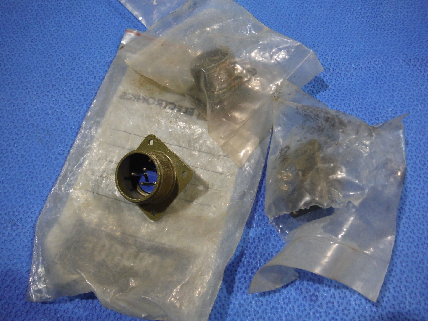 Amphenol Electrical Connector  LOT O 3  P/N MS3102A-16S-5P  (815-41)