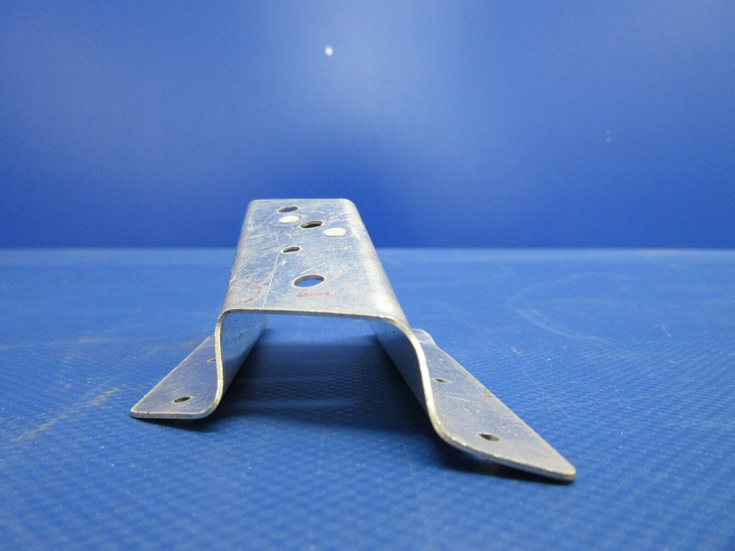 Cessna Elevator Trim Tab Pulley Bracket Assy P/N 0713677-3 NOS (0224-1266)